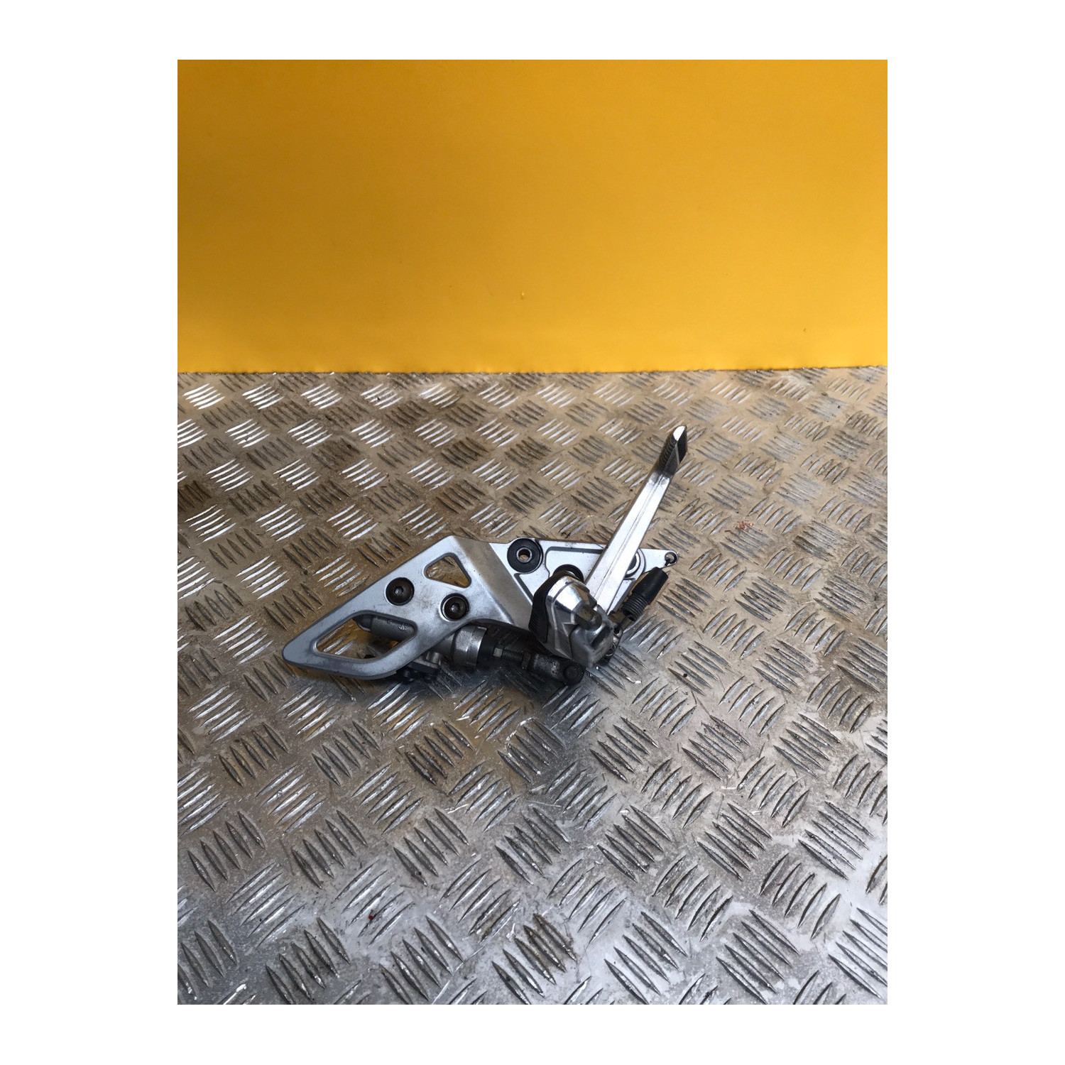 Platine repose pieds avant droite pour SUZUKI GSXF 650 2014