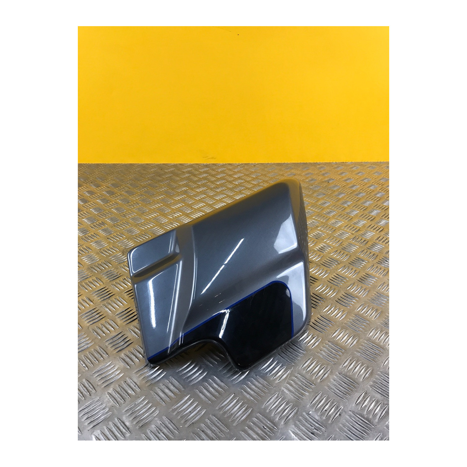 Cache laterale droit pour HARLEY DAVIDSON TOURING 66048-09