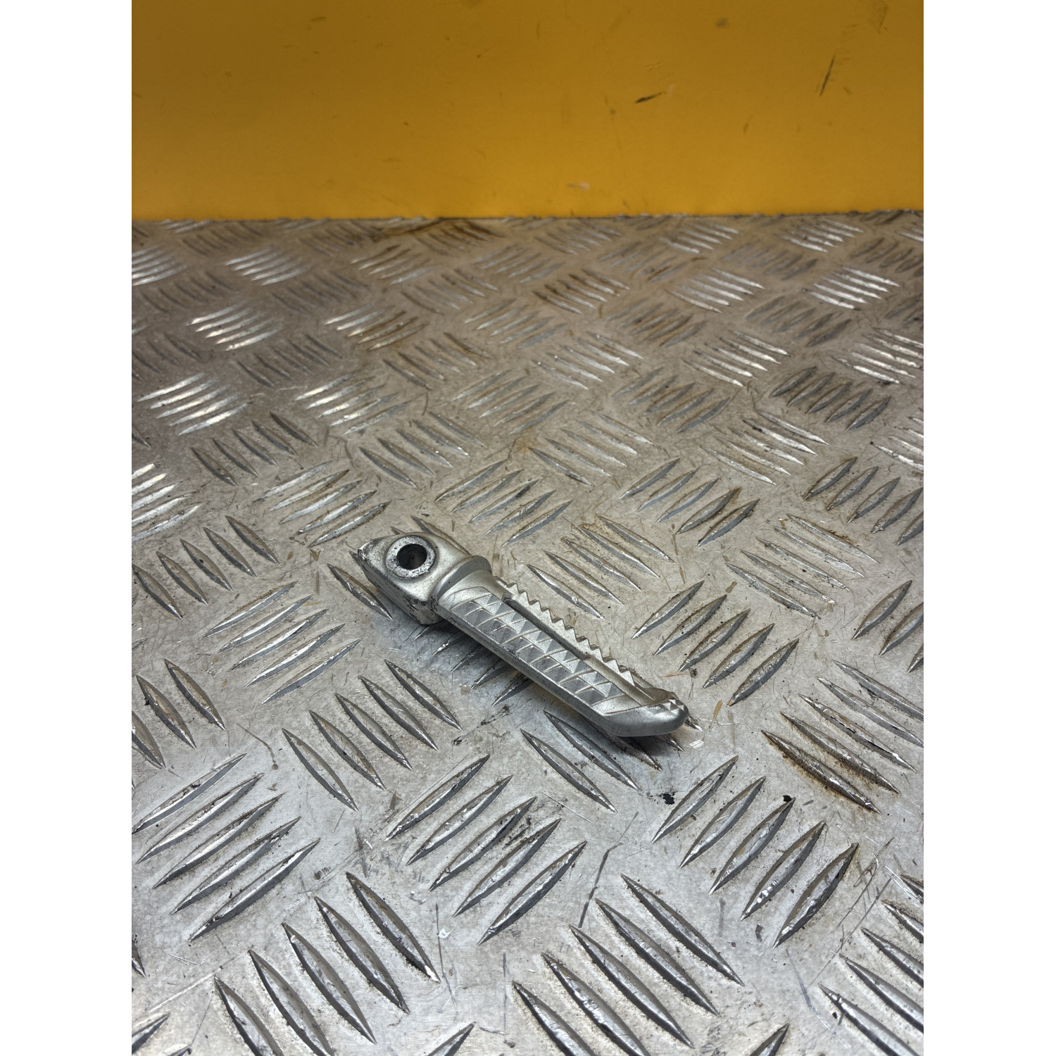 Repose pied arrière gauche pour TRIUMPH STREET TRIPLE 660 2018