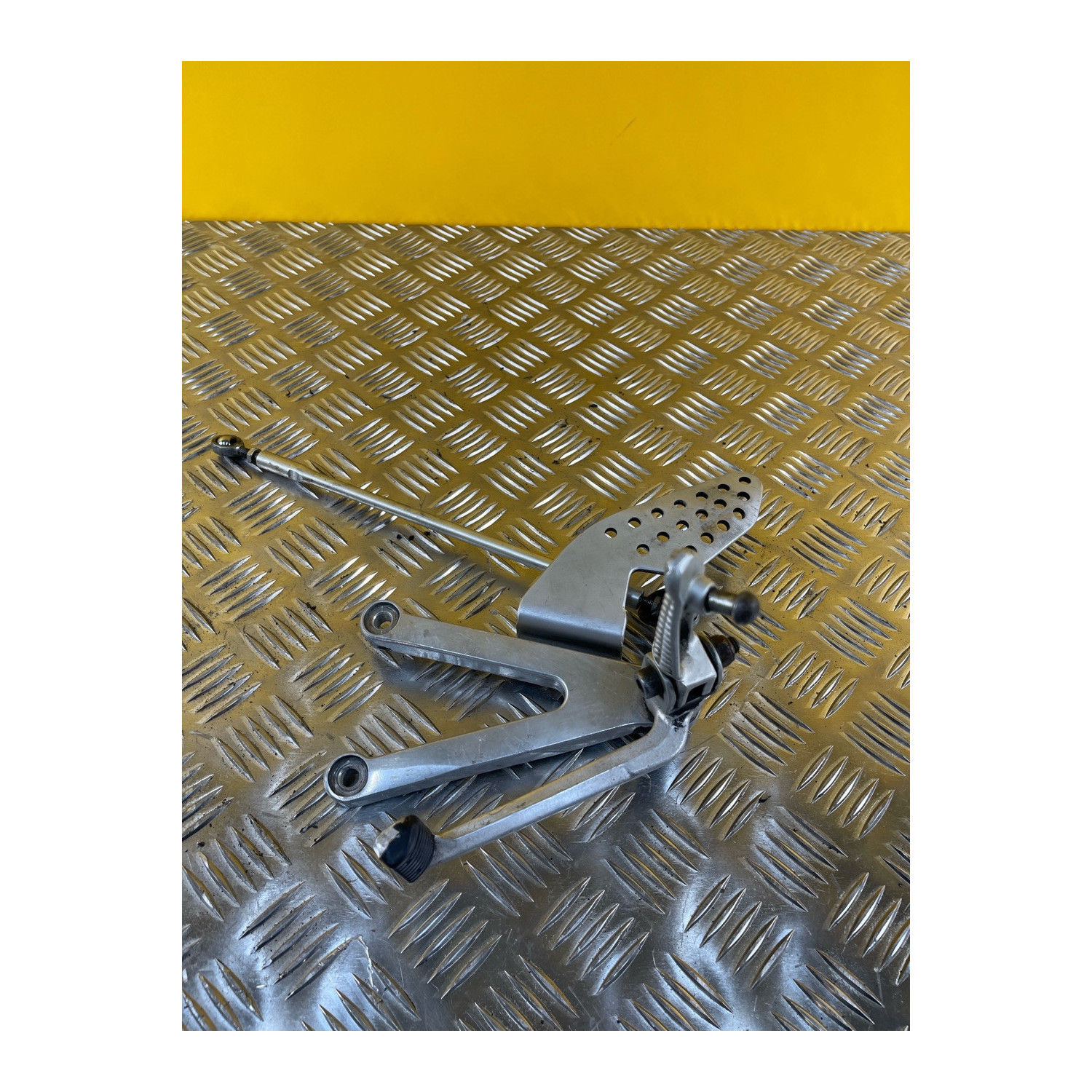 Platine repose pieds avant gauche pour YAMAHA R 1 2002