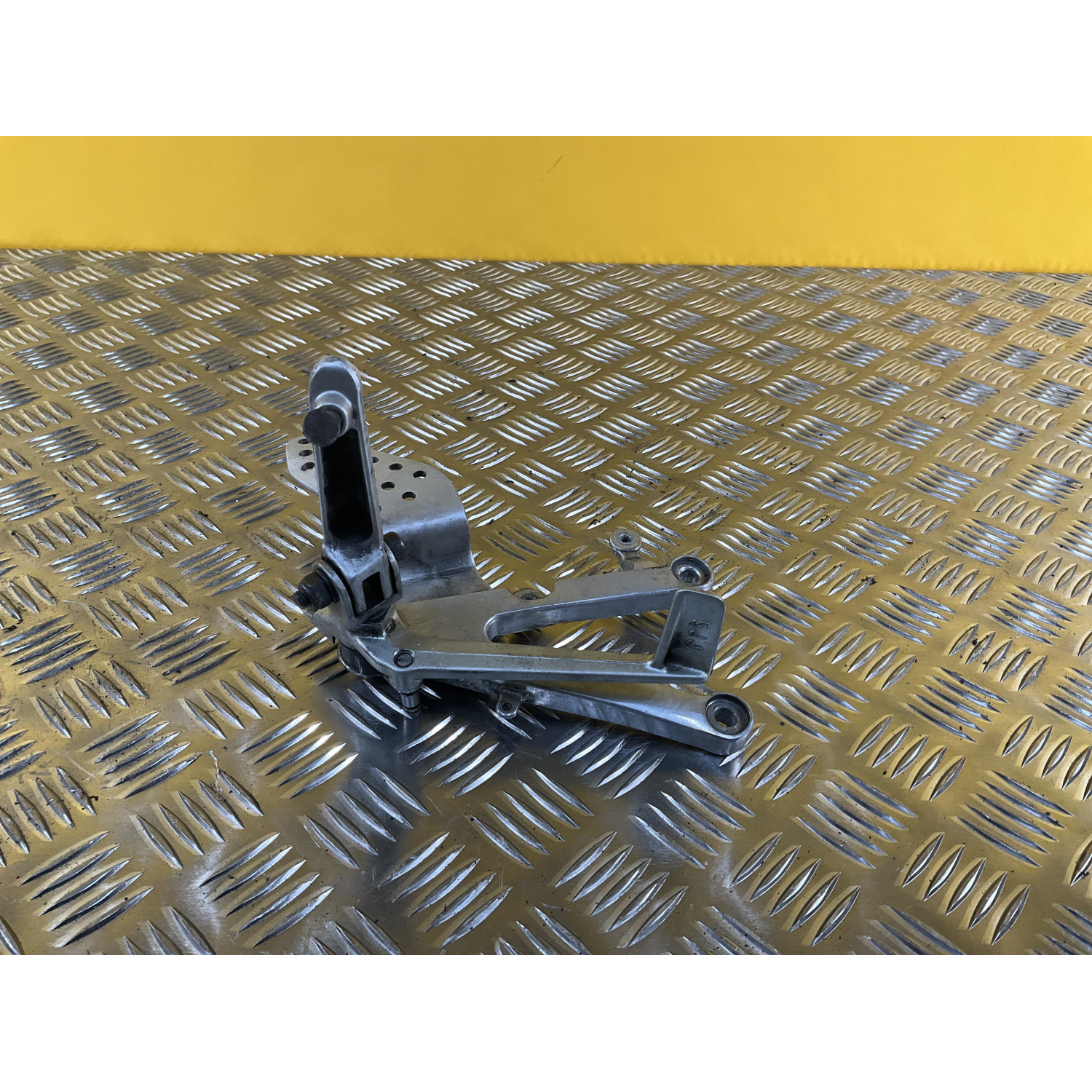 Platine repose pieds arrière droite pour YAMAHA R 1 2002