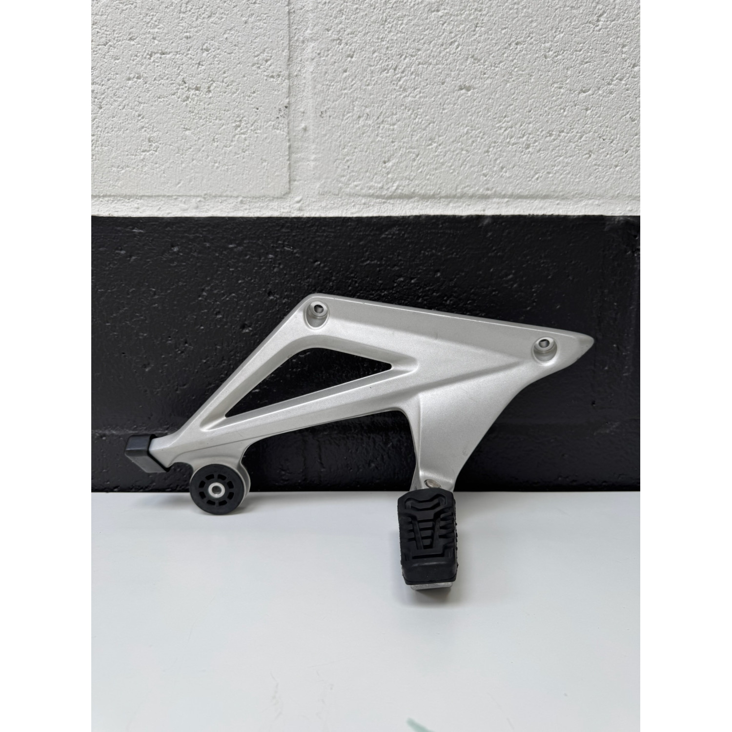 Platine repose pieds arrière droite pour BMW R 1200 RT ABS 2025 46718534790