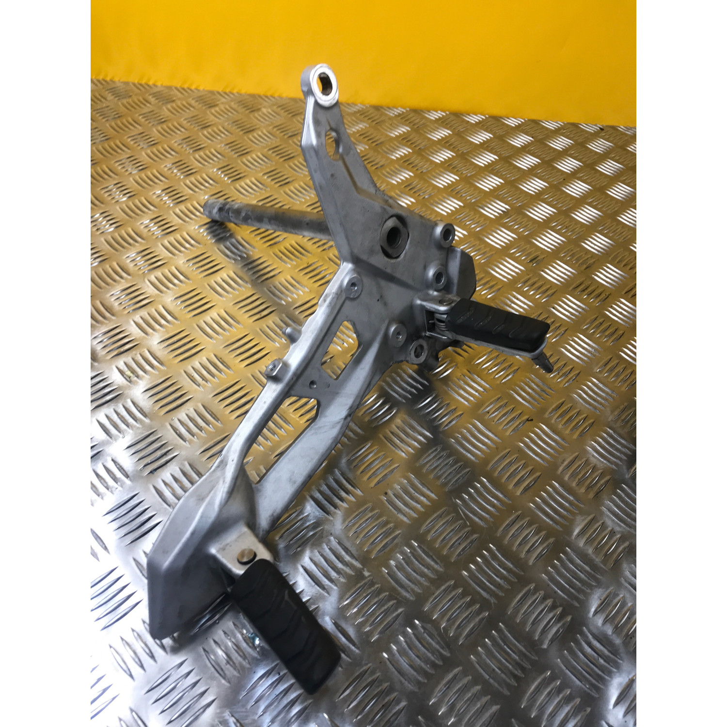 Platine repose pieds avant droite pour BMW F 900 XR 2021
