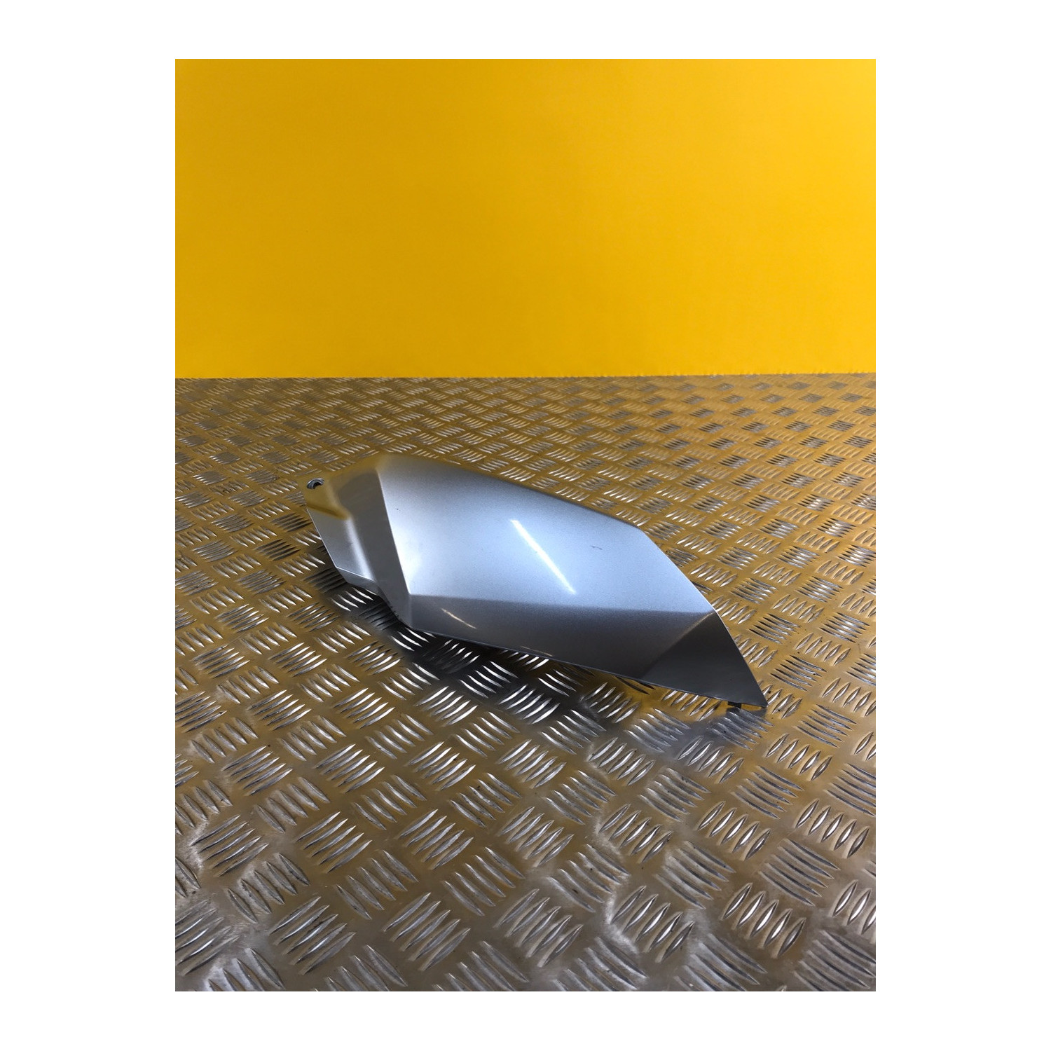 Cache latéral arrière sous selle gauche pour HONDA XADV 750 2018