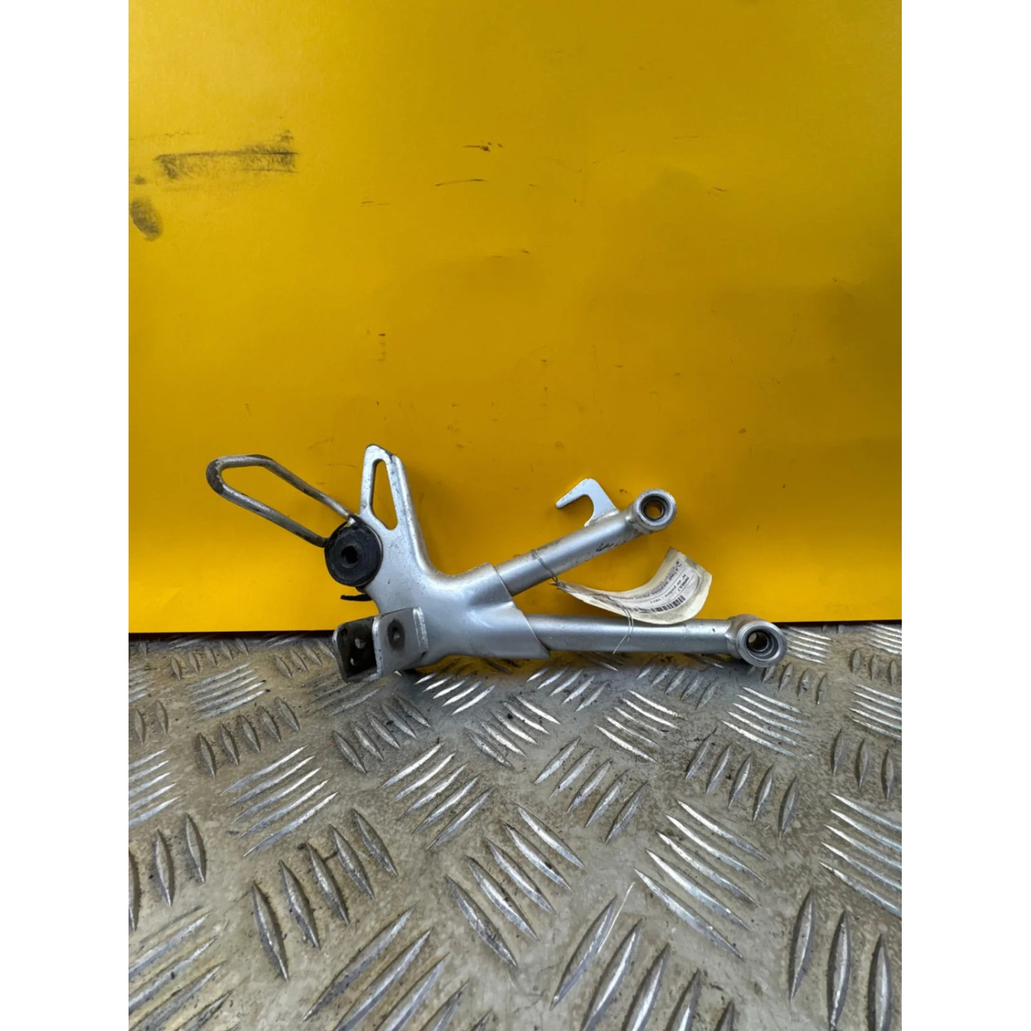 Platine repose pieds arrière droite pour SUZUKI BANDIT 650 2005