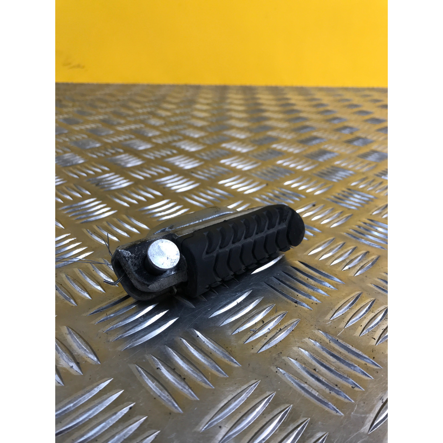 Repose pied droit pour KAWASAKI Z 900 2023