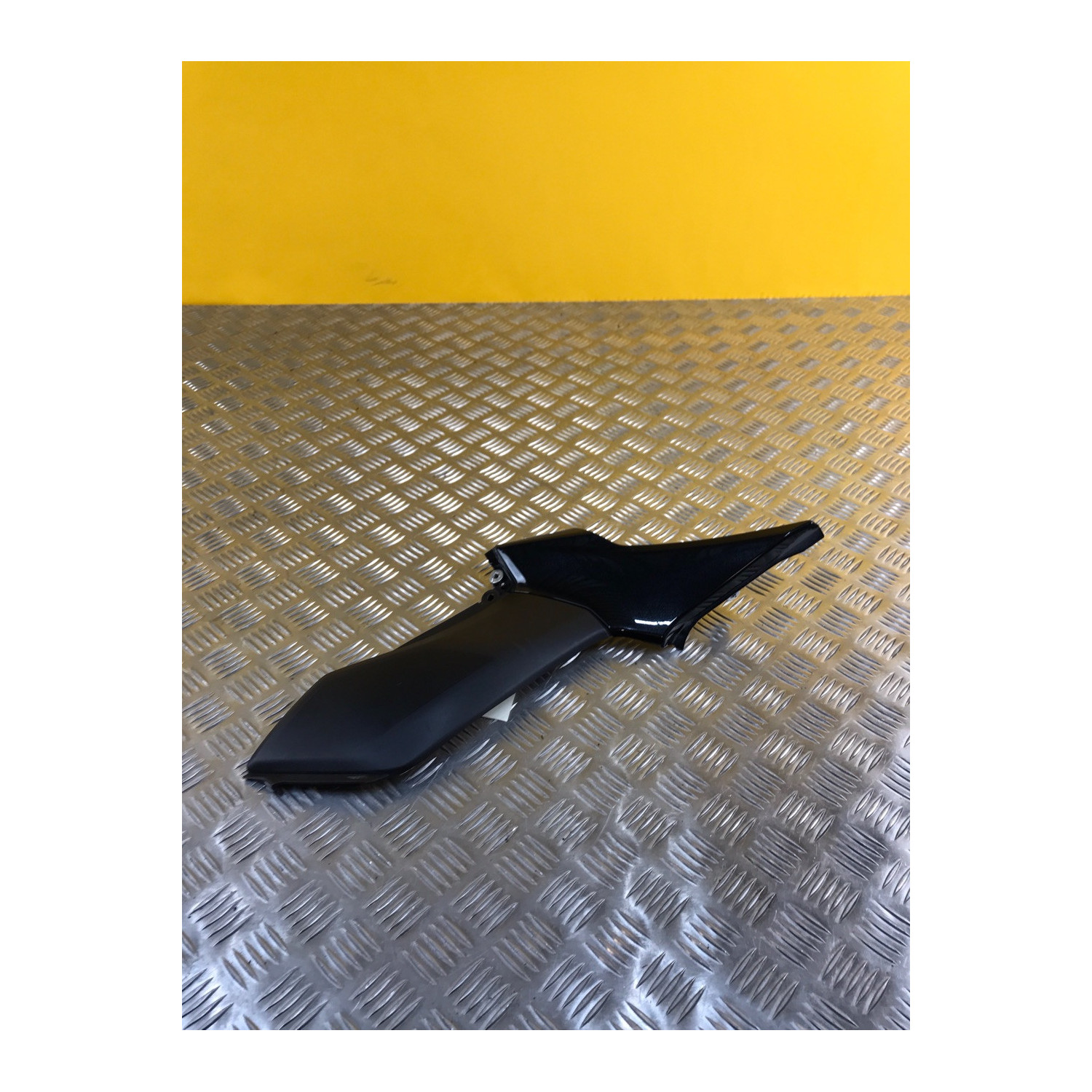 Cache latéral arrière sous selle gauche pour KAWASAKI Z 900 2023