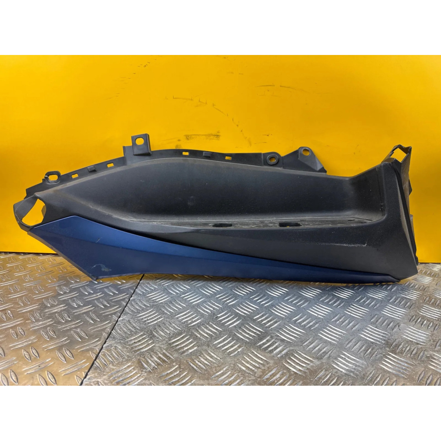 Bas de caisse droit pour YAMAHA XMAX 125 2018