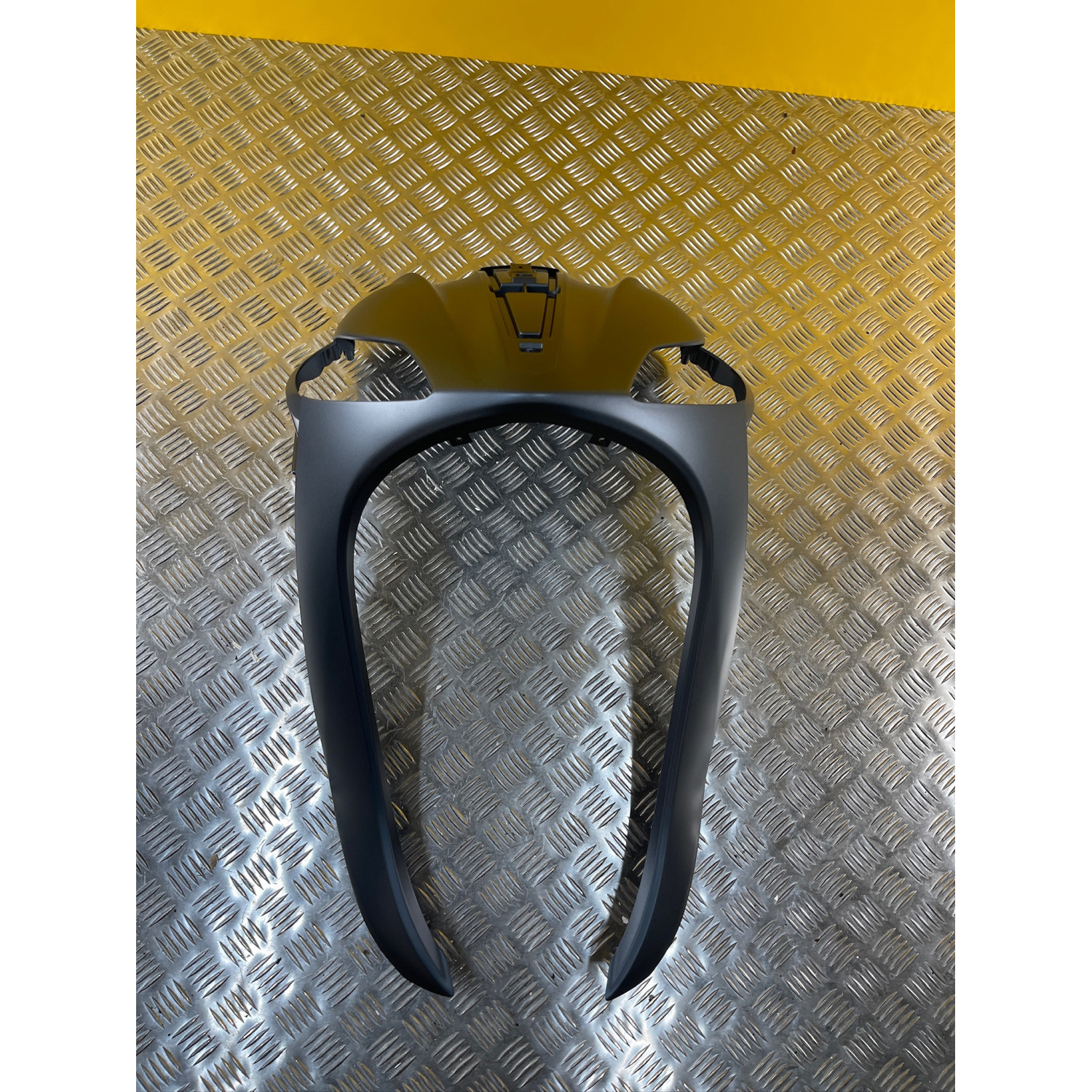 Face avant pour PIAGGIO Medley 125 1B003745000EZ