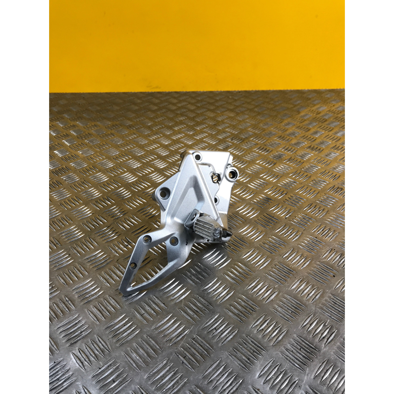 Platine repose pieds avant droite pour BMW F 800 R 2015 8 527 864