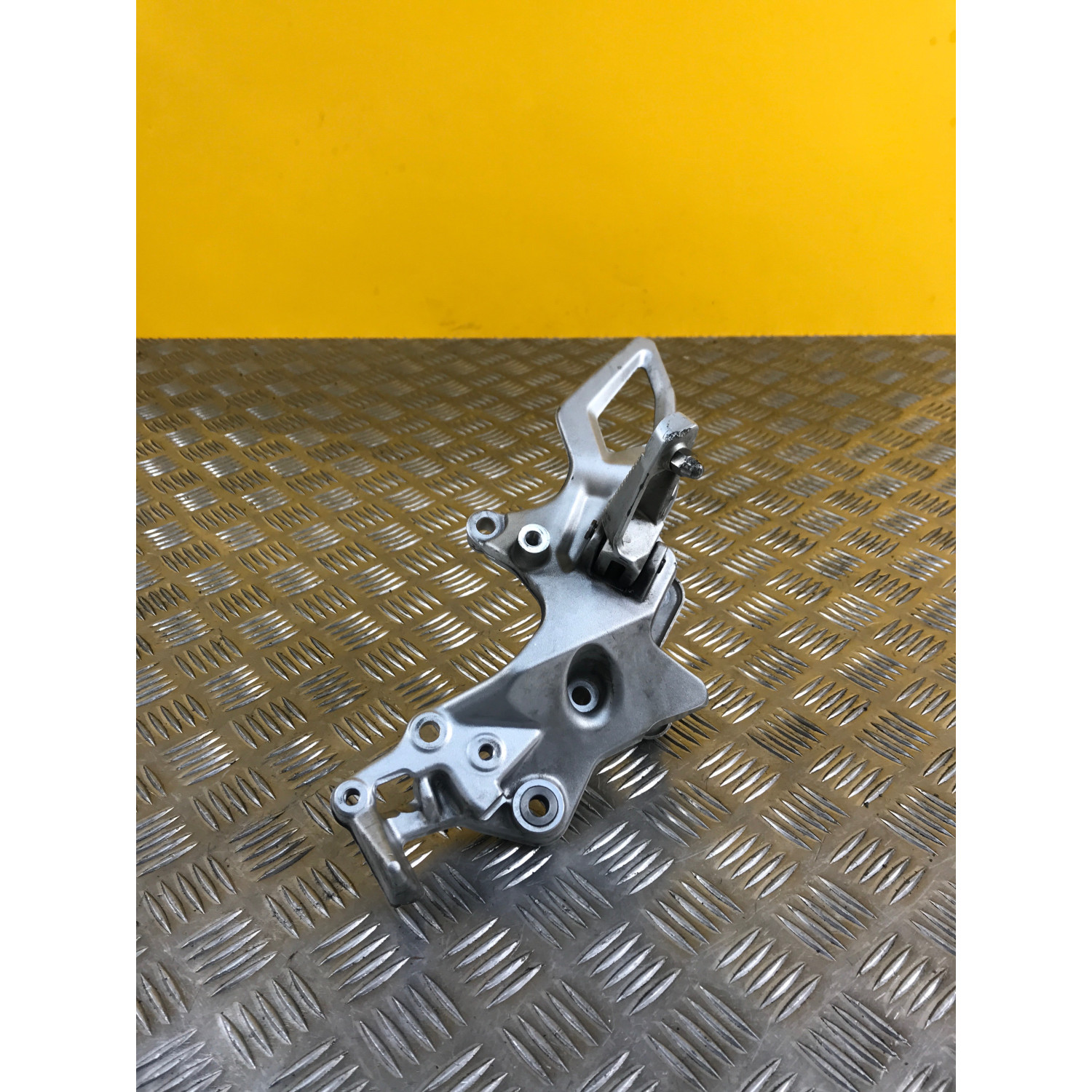 Platine repose pieds avant gauche pour BMW F 800 R 2015 8 527 863