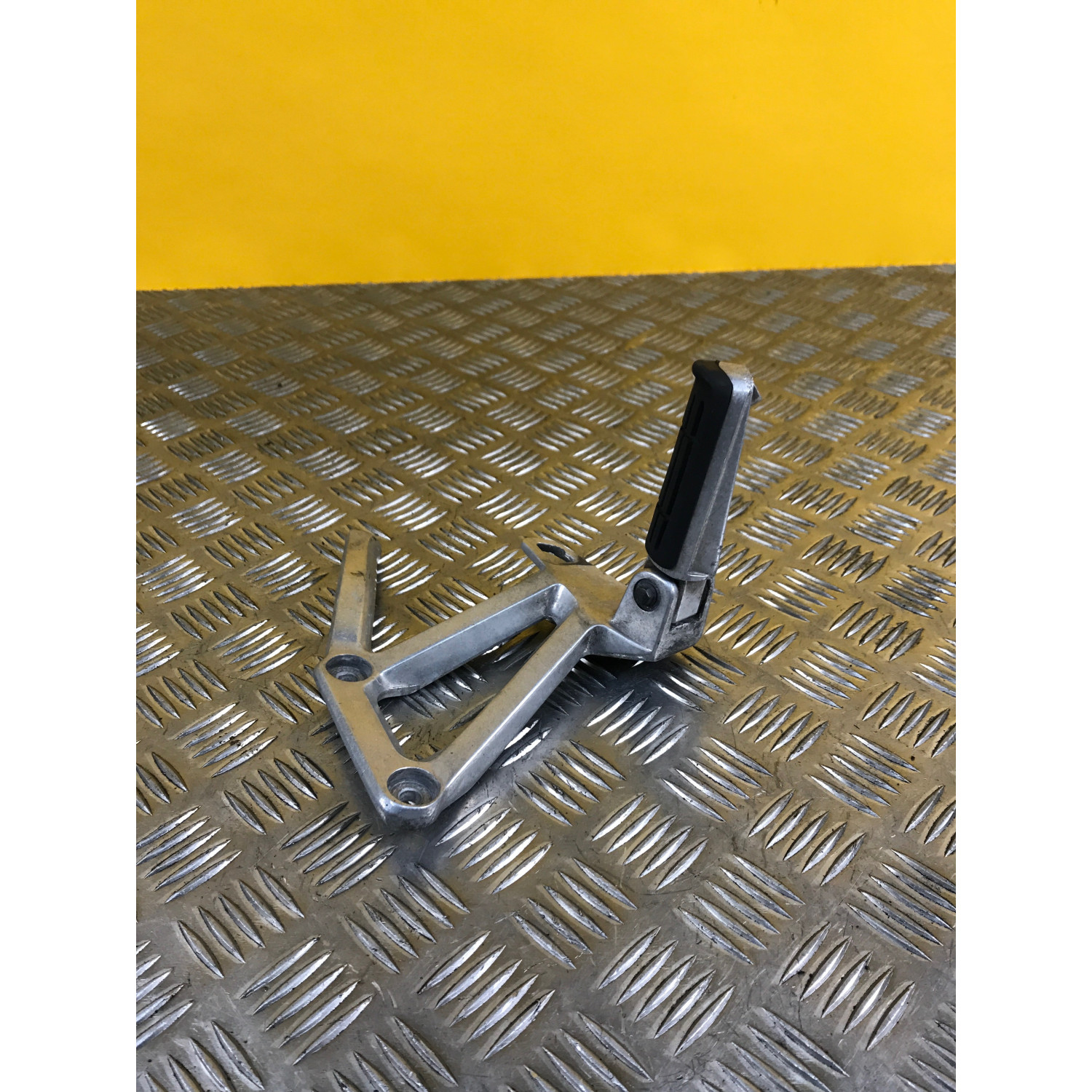 Platine repose pieds arrière gauche pour YAMAHA FAZER 600 2002