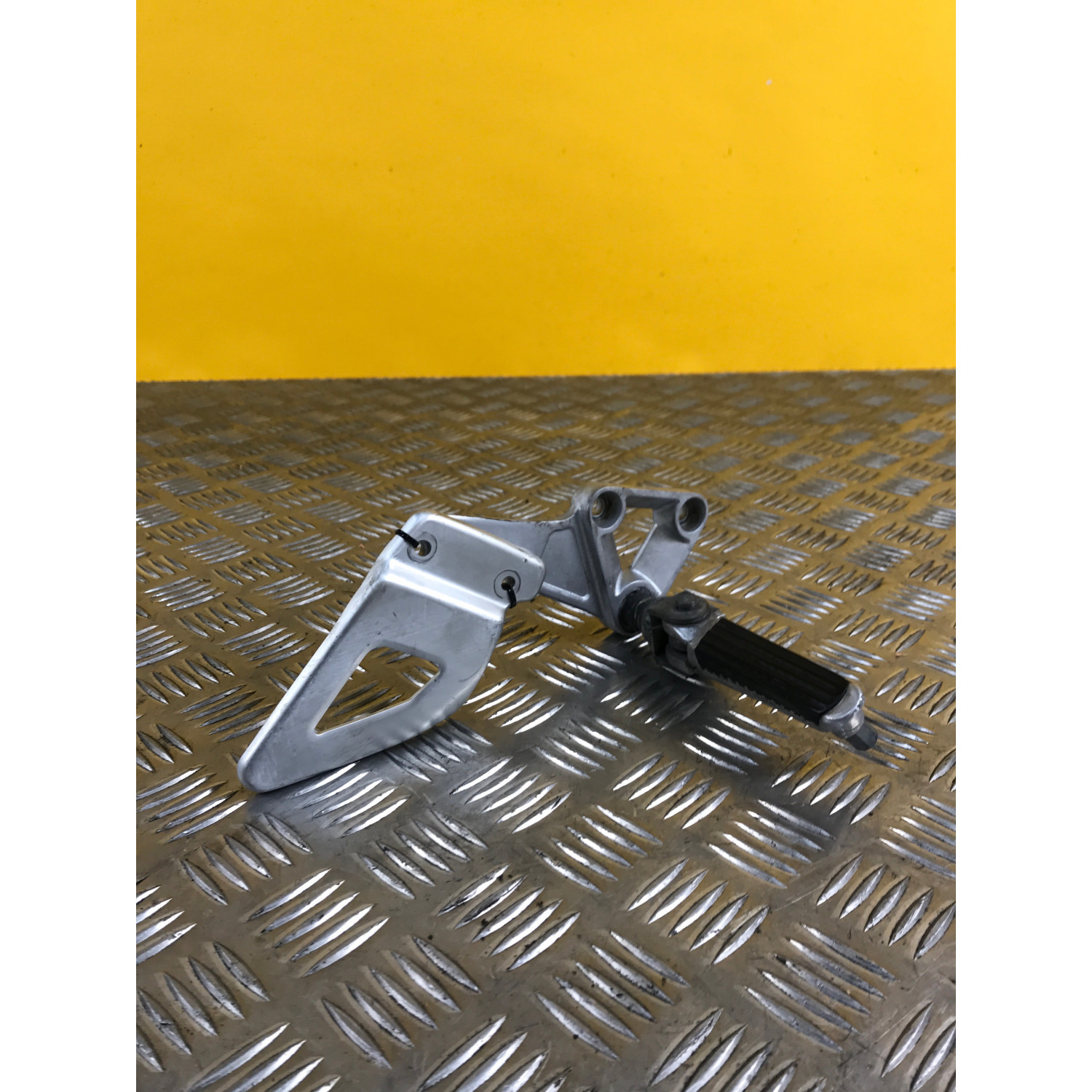Platine repose pieds avant droite pour SUZUKI SV 650 S 2001