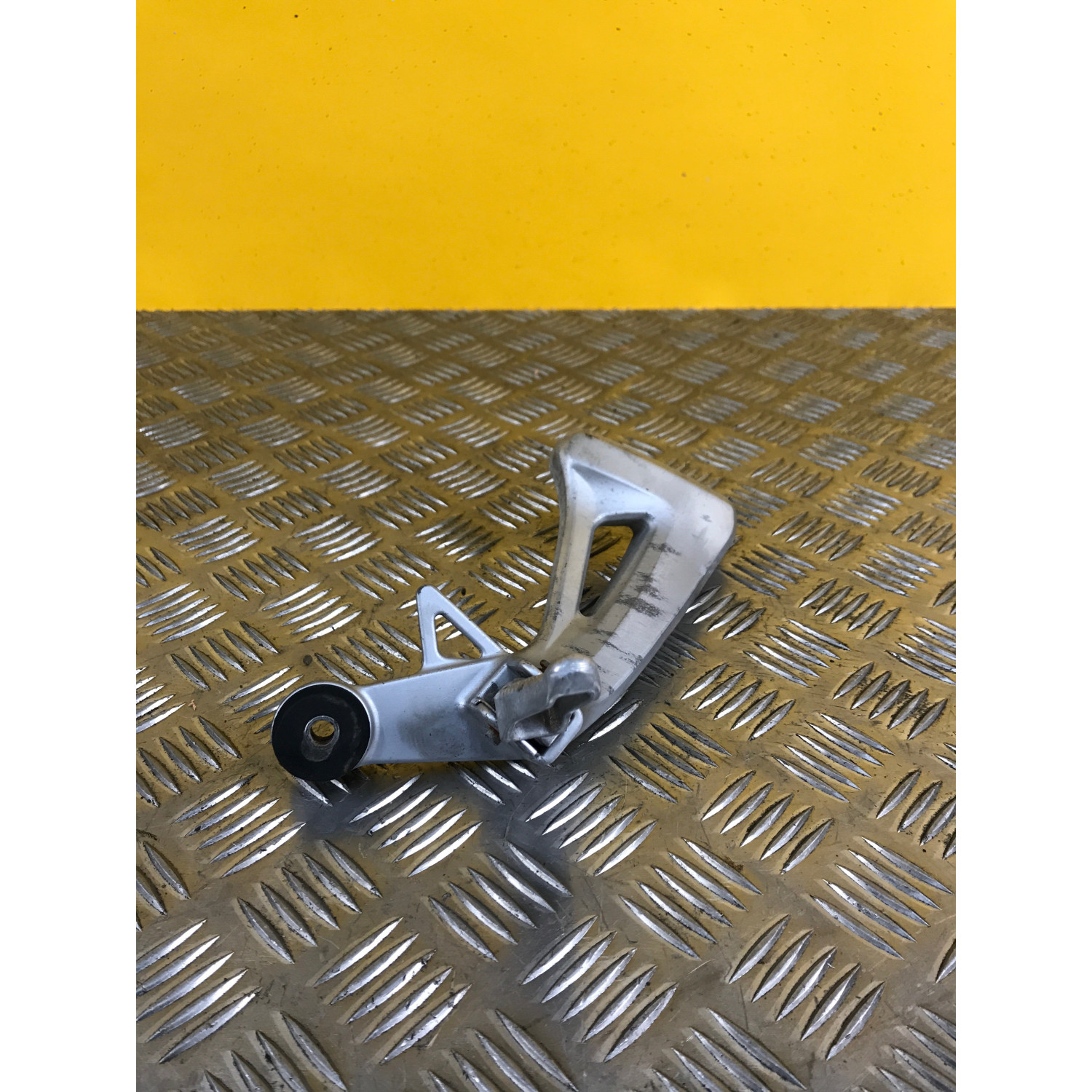 Platine repose pieds arrière droite pour SUZUKI SV 650 S 2001