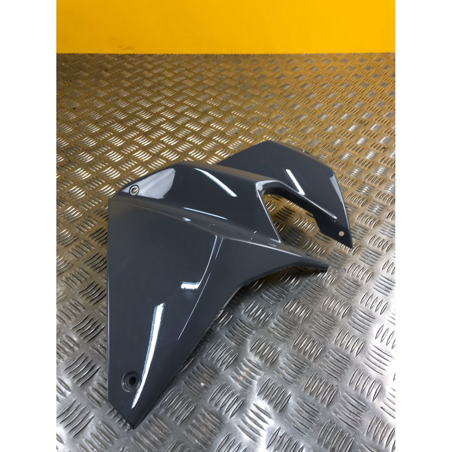 Flanc avant droit pour YAMAHA TRACER 700 bc6-f835v-00-p5