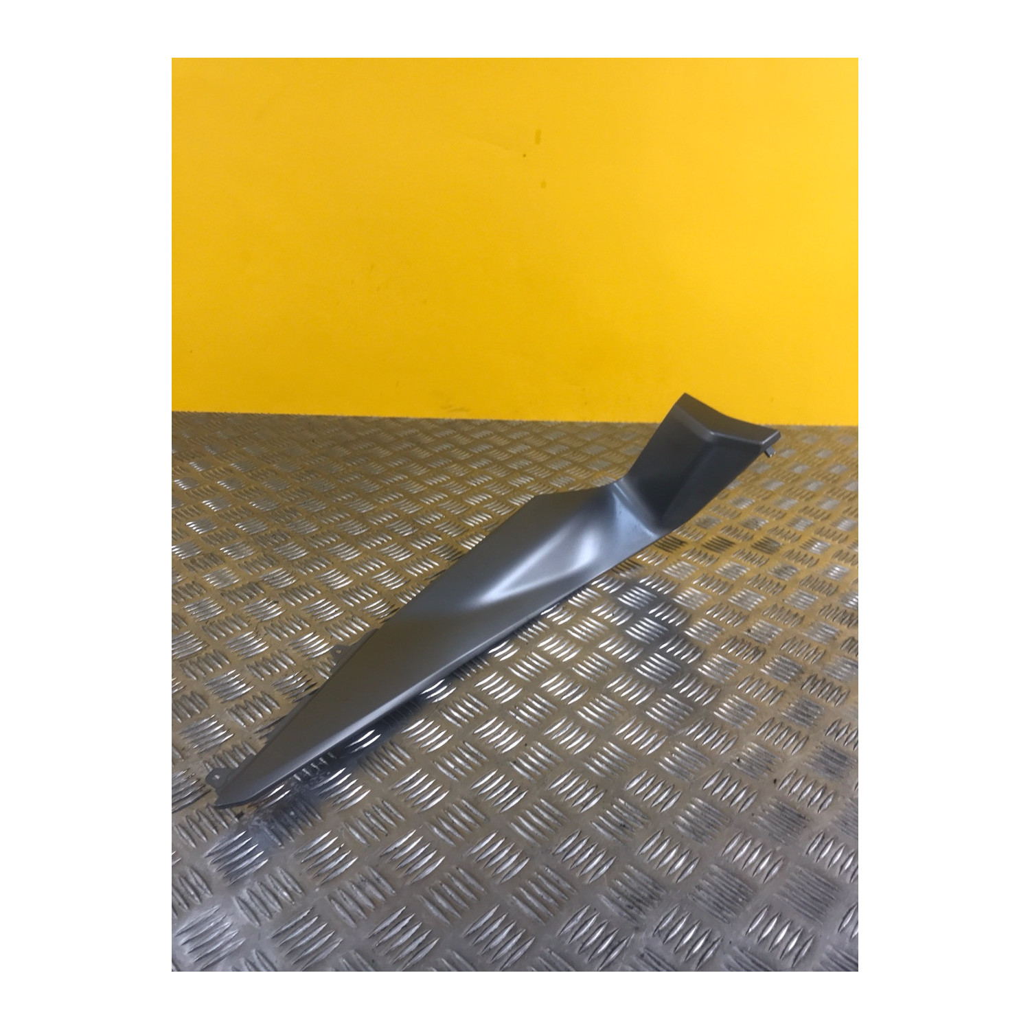 Habillage marche pied gauche pour PIAGGIO MP3 530 2024