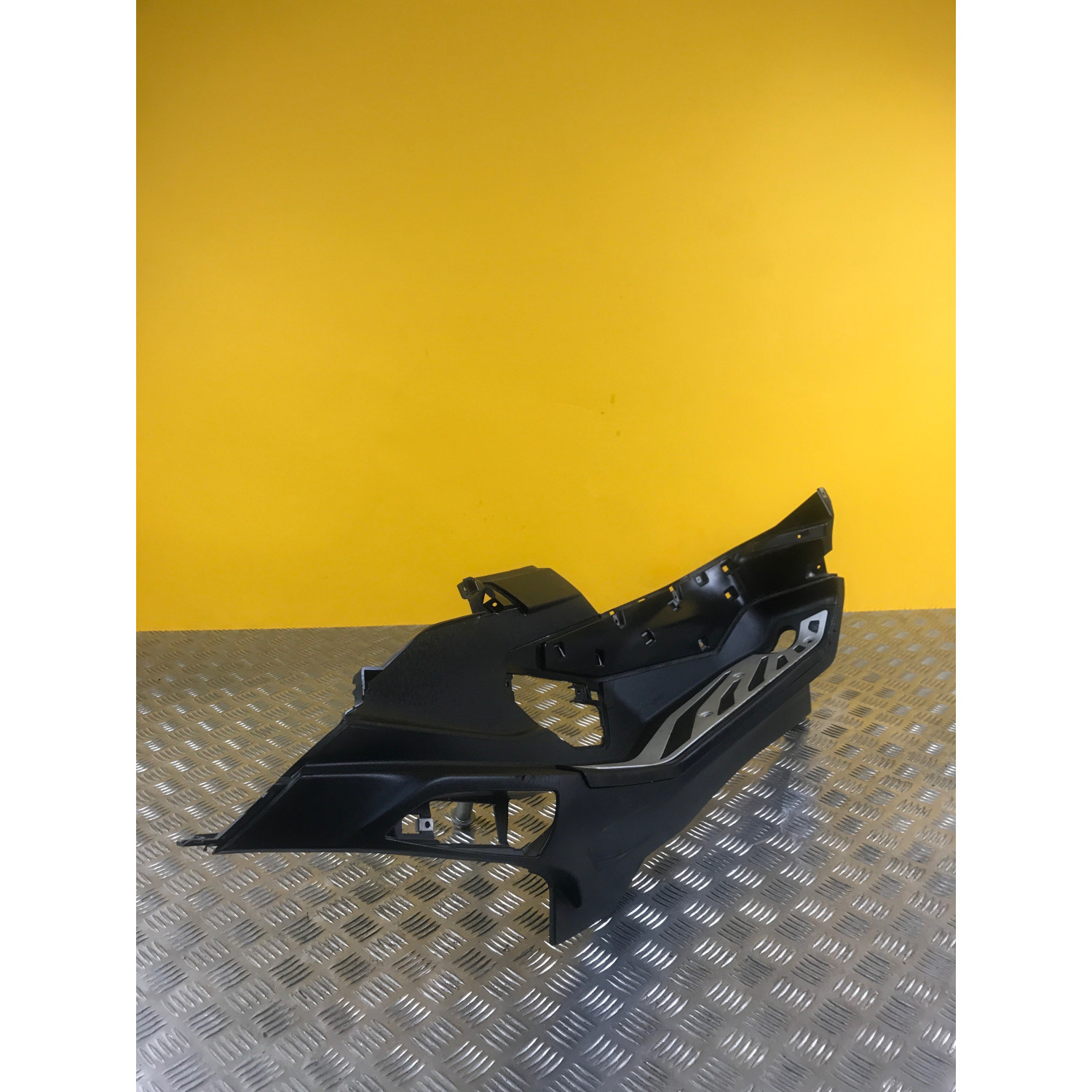 Marche pied droit pour PIAGGIO MP3 530 2024