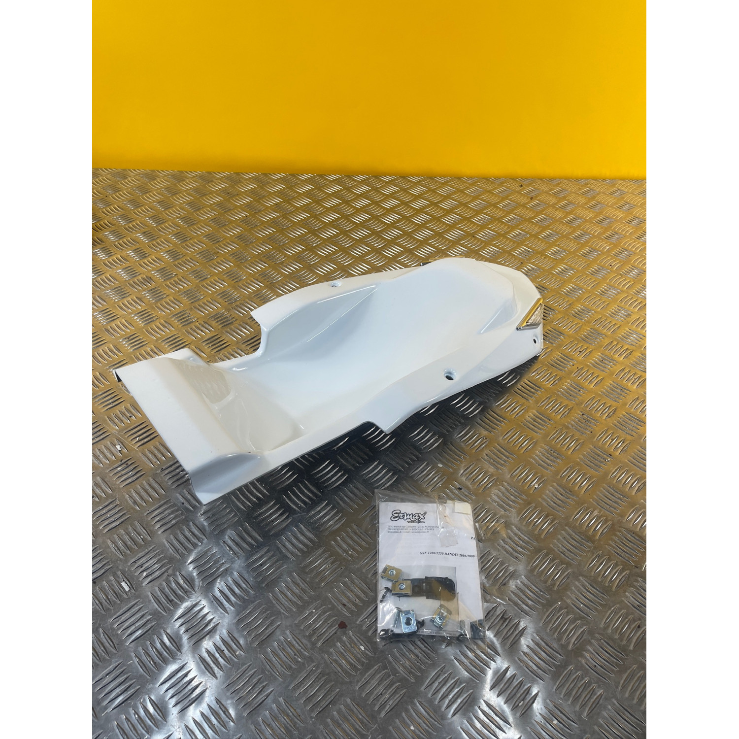 Passage de roue pour SUZUKI GSXF 650 77421090